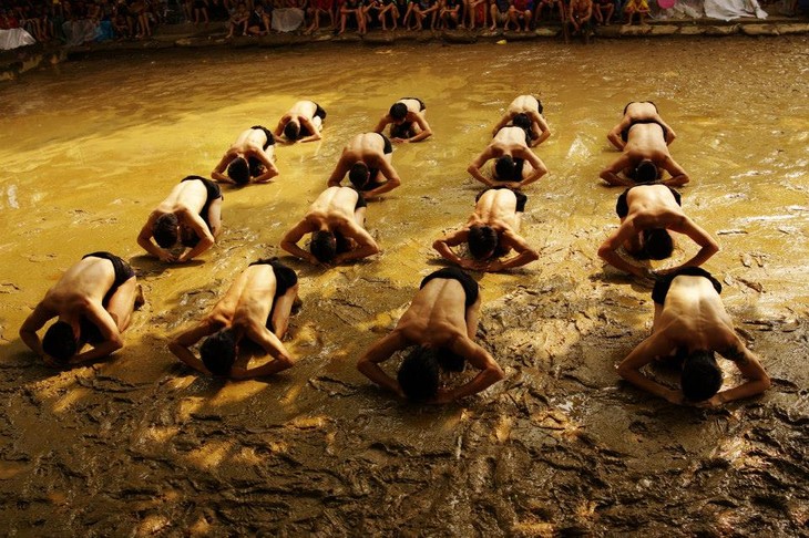 Bac Giang province's traditional all-male mud wrestling competition  - ảnh 3